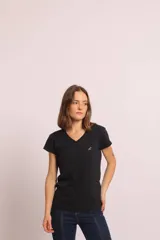 Remera básica gris melange con escote en V, mangas cortas y calce cómodo. Cuenta con un pequeño bordado minimalista en negro en el lado izquierdo del pecho.