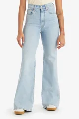 Jeans Levi's modelo Ribcage Bells de tiro alto y corte acampanado, en color celeste claro con lavado clásico de denim.