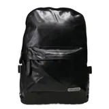 Mochila urbana de diseño minimalista en color negro, confeccionada en material sintético con acabado brillante. Cuenta con un compartimento principal con cierre, un bolsillo frontal amplio con solapa y placa metálica con el logo de la marca.