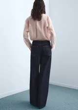 Jean de tiro medio con diseño wide leg, confeccionado en tejido de algodón estilo vaquero. Cuenta con cinco bolsillos y cierre frontal oculto con botón, gancho y cremallera.