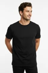 Remera de manga corta color negro, de algodón, con cuello redondo y diseño holgado con estampa frontal.