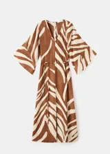 Vestido midi con estampado animal print tipo cebra en tonos marrón y blanco, de corte recto, con escote en V, mangas tres cuartos y tajo delantero en la falda. Incluye un cinturón fino ajustable.