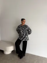 Buzo de peluche con estampado animal print de leopardo, de corte oversize, cuello redondo y mangas largas.