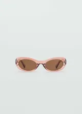 Gafas de sol con diseño ovalado y montura de pasta en tono rosado translúcido. Cuentan con cristales oscuros con protección UV categoría 3.