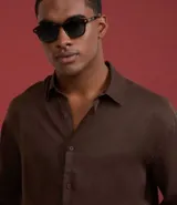 Camisa de corte relajado confeccionada en cambraia de lino puro. Presenta cuello inglés, cierre frontal con botones y mangas largas.