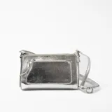 Bandolera plateada de cuero sintético con correa larga regulable.