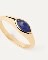 Anillo de plata bañada en oro con piedra azul facetada en forma de ojo de gato.