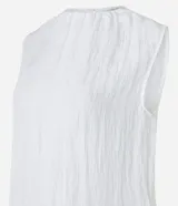 Blusa sin mangas color azul marino, con cuello redondo y textura plisada o arrugada en todo el cuerpo.