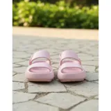 Chancletas tipo gomones de diseño ergonómico, color verde oliva, con doble tira ancha en el empeine y tira trasera ajustable. Fabricadas en material sintético antideslizante con suela de plataforma.