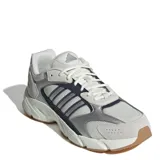 Championes urbanos Adidas modelo Crazychaos 2000, con diseño técnico en tonos blanco, gris y azul marino. Presentan una combinación de malla transpirable y superposiciones de material sintético y gamuza, con la icónica amortiguación Cloudfoam en la entresuela y suela de goma color caramelo.