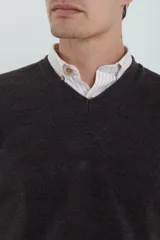 Sweater amarillo de tejido suave tipo cashmere, con escote en V.