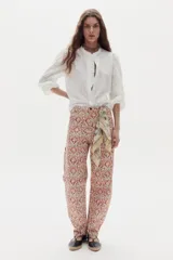 Pantalón de jean con tiro medio, corte barrel relajado y diseño estampado. Cuenta con bolsillos traseros amplios.