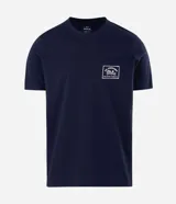 Remera de algodón color azul marino, con cuello redondo, mangas cortas y estampa frontal pequeña con ilustración de montaña y texto No Pressure.