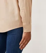 Camisa básica Marfinno de manga larga con cuello camisero y botonadura frontal, confeccionada en tejido de viscolino color beige, con diseño liso y corte de barra mullet.