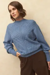 Sweater color beige con cuello redondo, mangas largas y diseño calado.