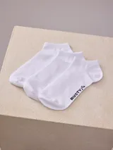 Pack de tres pares de medias blancas de algodón con logo Rusty en el tobillo.