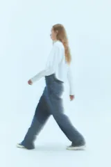 Pantalón de jean azul denim de tiro bajo y corte oversize, con grabado láser del monograma de la marca.