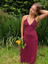 Vestido largo azul con escote en V y top de lentejuelas, tirantes finos cruzados en la espalda, recortes cut-out laterales en la cintura y falda larga con tajo y volados.