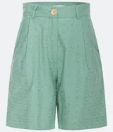 Bermuda femenina de tejido laise texturizado color verde menta, con pliegues frontales, bolsillos laterales y cierre de cremallera con botón nacarado.