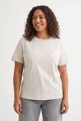 Remera básica de manga corta y cuello redondo, de corte clásico y diseño liso.