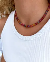 Collar corto estilo gargantilla de cuentas facetadas de acrílico en tonos multicolor, con cierre de acero.
