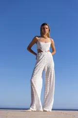 Mono largo blanco de encaje con espalda descubierta y pantalón palazzo.