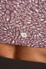 Top deportivo con estampado abstracto en tonos lila y gris.