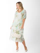 Vestido dos en uno confeccionado en seda italiana, con capa superior de calce amplio y falda con volados que aportan movimiento. Incluye forro en algodón elastizado que se adapta cómodamente a distintos talles. Un diseño versátil y liviano, ideal para eventos, días de calor o looks más relajados según cómo lo combines.