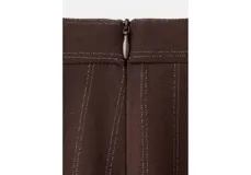 Pantalón de vestir marrón con sutil estampado de rayas diplomáticas en tono más claro, corte recto y largo.
