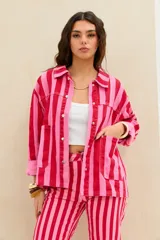 Campera de denim con diseño de rayas verticales en tonos rojo y rosado, cuello clásico, cierre frontal con botones metálicos y bolsillos appliqued en el frente.
