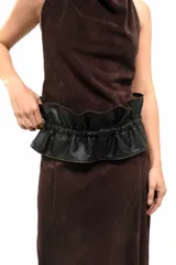Faja ancha de cuero envejecido negro con diseño fruncido y bordes ondulados.