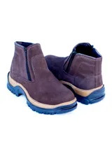 Botas de caña corta de cuero marrón con cierre lateral y suela track bicolor.