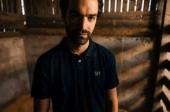 Remera tipo polo azul con cuello clásico, mangas cortas y bordado de las iniciales SM en color beige.