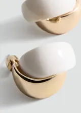 Aros cortos y pequeños de diseño combinado, formados por una mitad de metal dorado brillante y otra mitad de resina color crudo.