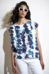 Blusa estampada con cuello redondo y mangas cortas.