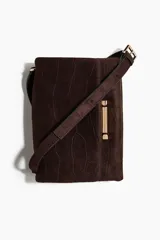 Cartera cruzada de color marrón con textura efecto cocodrilo, solapa frontal con detalle metálico dorado y correa ajustable.