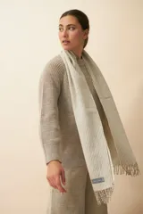 Bufanda unisex color marrón con flecos en los extremos.