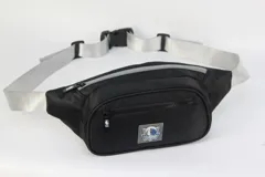 Riñonera negra de nylon con correa regulable gris y logo de los Dallas Mavericks. Tiene doble cierre y un bolsillo frontal con cierre.