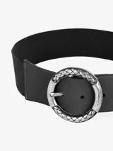 Cinturón ancho negro con hebilla redonda metálica plateada con diseño texturizado.