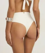 Bombacha de bikini Bossa Nossa de tiro alto con diseño hot pants y corte cavado, confeccionada en microfibra con doble forro y detalle de medalla metálica.