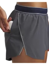 Short de running Under Armour, color gris oscuro, con cintura elástica y calzoncillo interior integrado. Presenta un diseño ultraligero con protección UPF 50+ y detalles reflectantes.