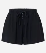 Short de viscosa negro con cintura elástica con cordón de ajuste y detalle de botones frontales.