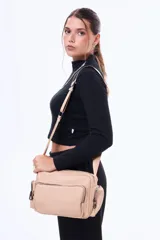 Bandolera negra de diseño moderno y funcional, confeccionada en cuero sintético. Cuenta con múltiples bolsillos externos con cierre, compartimento principal amplio y correa regulable para llevar al hombro o cruzada.