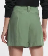 Short verde militar de viscosa con cintura alta, trabillas y pespuntes en color crudo.