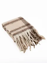 Bufanda de tejido suave con diseño a cuadros en tonos beige y marrón, terminada con flecos en los extremos.