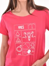 Remera rosa con estampado del signo zodiacal Aries en color blanco.
