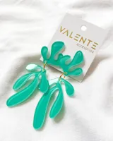 Par de aros colgantes de acrílico color verde agua, con forma abstracta de hojas.