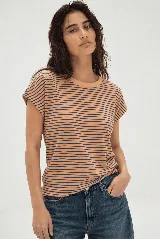 Remera tostada con diseño de rayas horizontales oscuras, cuello redondo y mangas cortas.