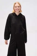 Canguro negro con capucha y mangas largas abullonadas.