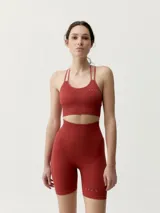 Top deportivo de tejido ultrasuave, color rojo, con diseño sin costuras y tirantes dobles en los hombros.